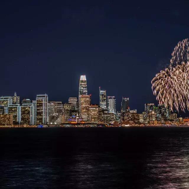 Fuochi d'artificio esplodono sullo skyline della città di San Francisco.